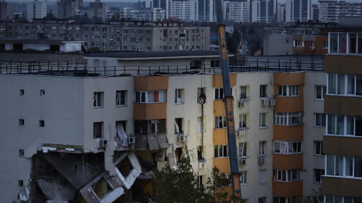 Guvernul explică de ce oamenii care locuiau în blocul cu explozia din Rahova nu vor primi apartamente „la cheie” Guvernul explică de ce oamenii care locuiau în blocul cu explozia din Rahova nu vor primi apartamente „la cheie”
