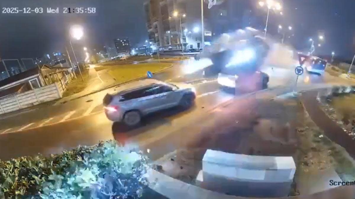 Ce s-ar fi întâmplat, de fapt, cu șoferul care a zburat cu mașina printr-un sens giratoriu din Oradea / video viral Ce s-ar fi întâmplat, de fapt, cu șoferul care a zburat cu mașina printr-un sens giratoriu din Oradea / video viral