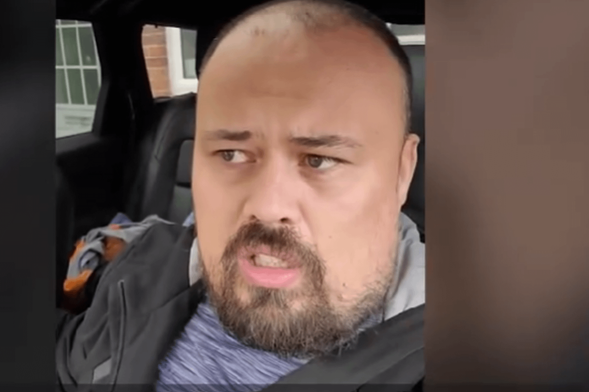 Suporterul lui Liverpool care s-a certat cu Simeone răspunde: „E un pic laș”. Suporterul lui Liverpool care s-a certat cu Simeone răspunde: „E un pic laș”.