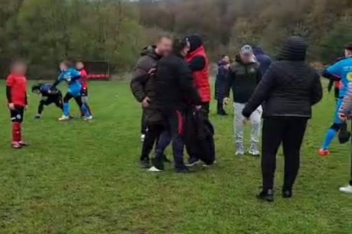 Scene ȘOCANTE la un meci de fotbal din România » Jucătoare bătută de mama unui adversar chiar pe teren Scene ȘOCANTE la un meci de fotbal din România » Jucătoare bătută de mama unui adversar chiar pe teren