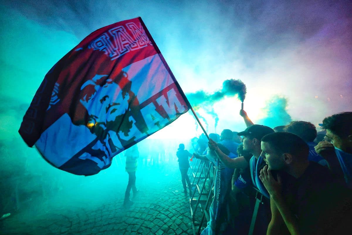 Imagini senzaționale de la Napoli » NEBUNIE în oraș în ziua în care clubul a luat al patrulea titlu din istorie Imagini senzaționale de la Napoli » NEBUNIE în oraș în ziua în care clubul a luat al patrulea titlu din istorie