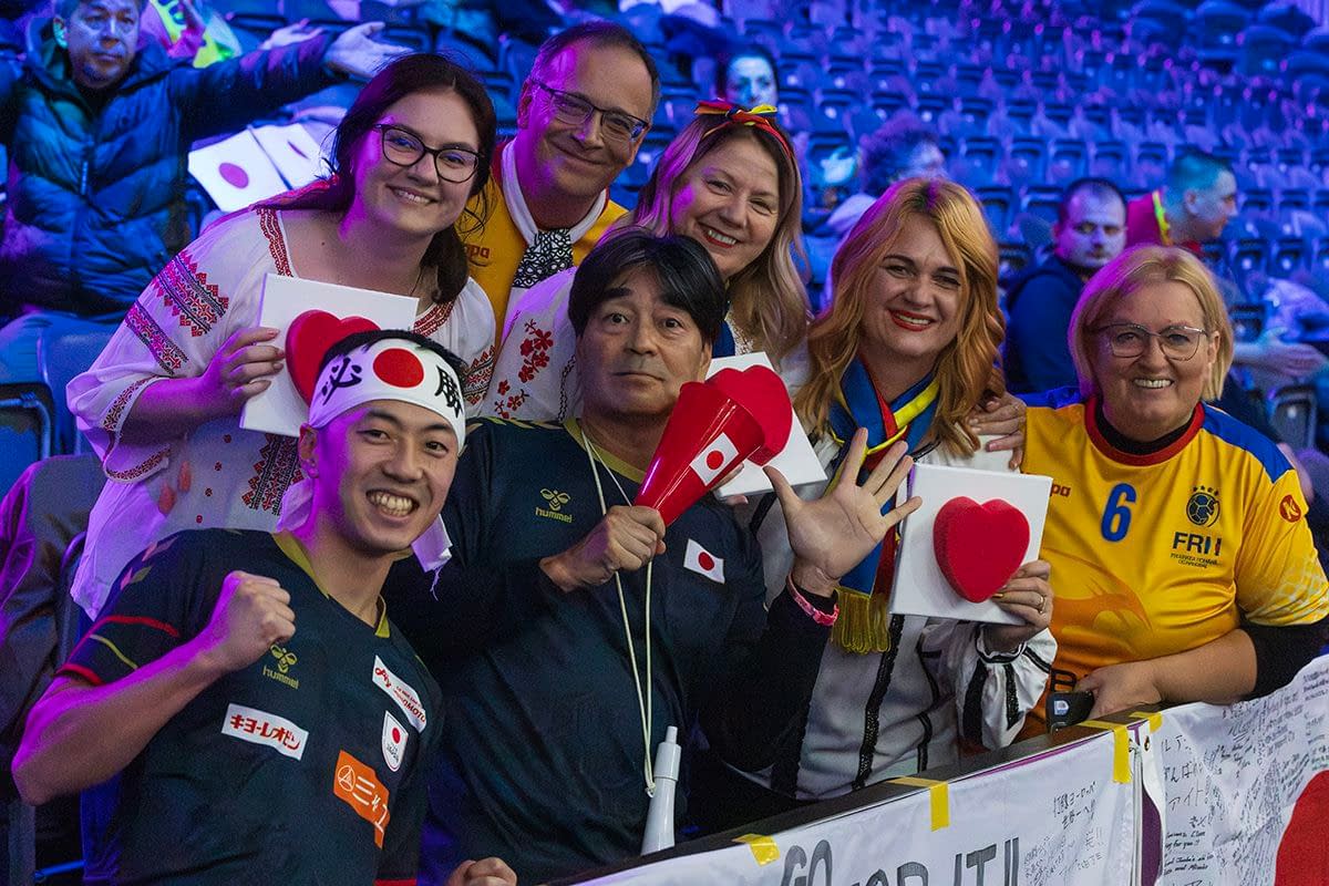 S-a rezolvat și penultimul mister din grupa României de la Campionatul Mondial + de 1 Decembrie, fanii „tricolori” s-au înfrățit cu galeria altei țări S-a rezolvat și penultimul mister din grupa României de la Campionatul Mondial + de 1 Decembrie, fanii „tricolori” s-au înfrățit cu galeria altei țări