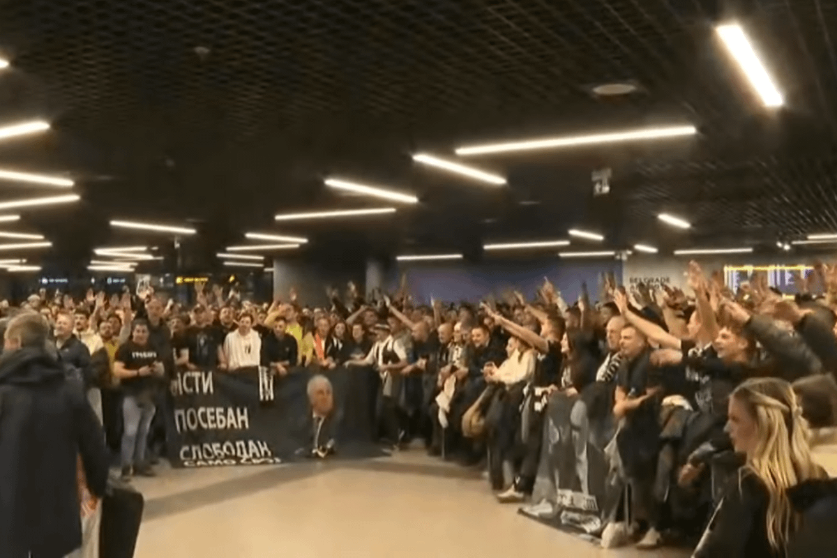 Ultrașii rivalei au invadat aeroportul din Belgrad înainte de Steaua Roșie -l întoarcă din drum! Ultrașii rivalei au invadat aeroportul din Belgrad înainte de Steaua Roșie -l întoarcă din drum!
