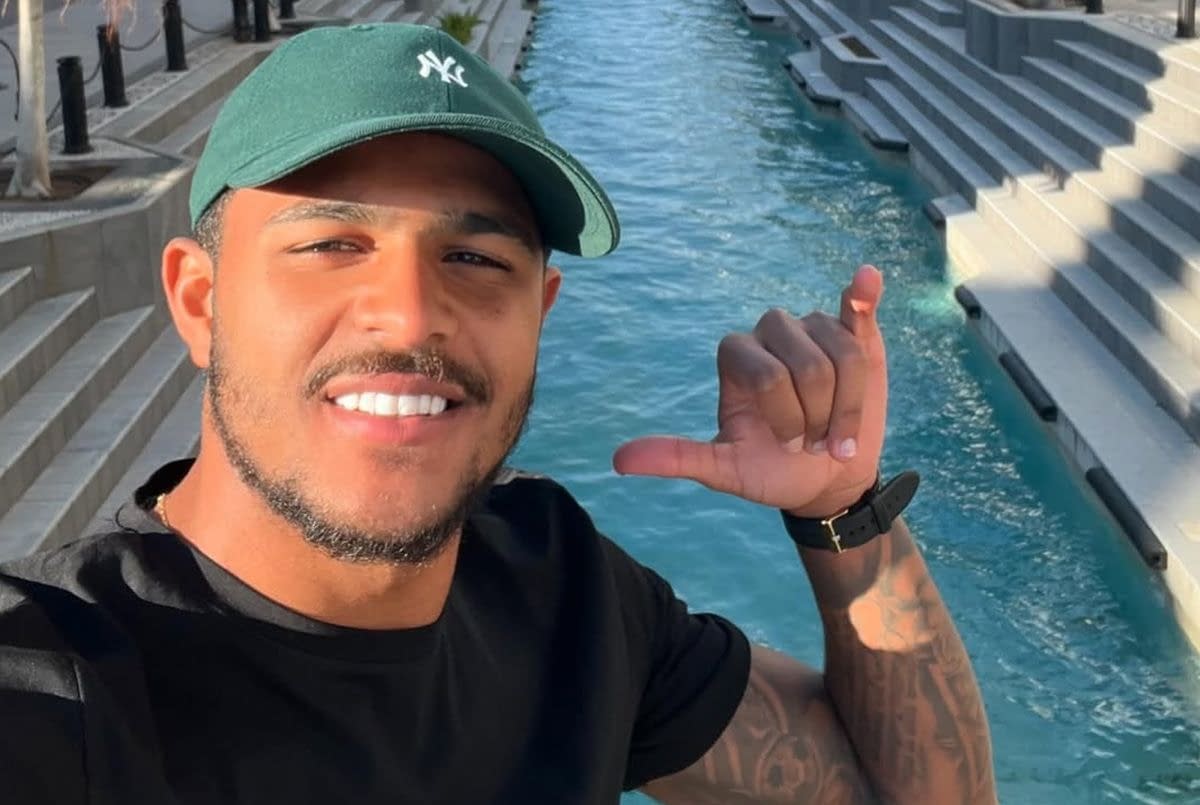 Brazilianul de la FC Argeș a ajuns idol în orașul natal! A fost pictat pe o clădire Brazilianul de la FC Argeș a ajuns idol în orașul natal! A fost pictat pe o clădire