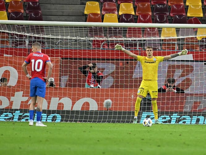 FCSB - Universitatea Craiova 1-0, cu IstVAR Kovacs! Cel mai bun arbitru al Rom&acirc;niei nu mai vede NIMIC pe teren