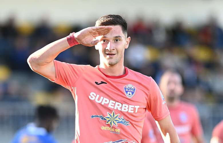 Povestea lui Vali Dumitrache. De la copilul care-și șlefuia talentul cu mingea bătută de perete, la sfaturile primite de la Gică Hagi Povestea lui Vali Dumitrache. De la copilul care-și șlefuia talentul cu mingea bătută de perete, la sfaturile primite de la Gică Hagi