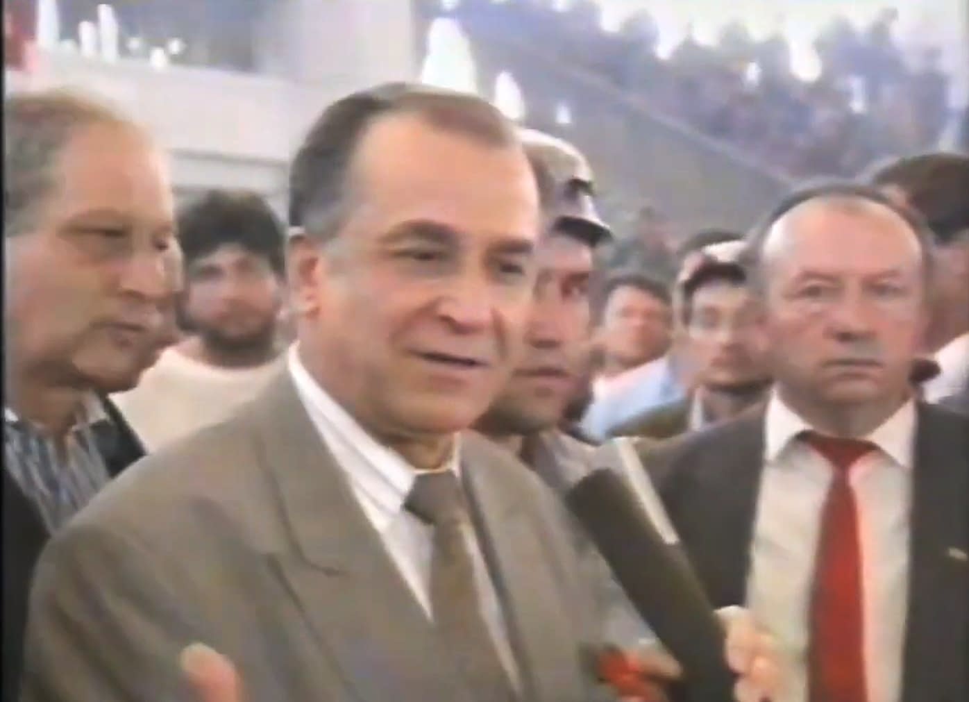 VIDEO Cum i-a trimis Ion Iliescu pe mineri să „reocupe” Piața Universității și le-a mulțumit pentru „înalta disciplină civică” după măcelul din 13-15 iunie VIDEO Cum i-a trimis Ion Iliescu pe mineri să „reocupe” Piața Universității și le-a mulțumit pentru „înalta disciplină civică” după măcelul din 13-15 iunie