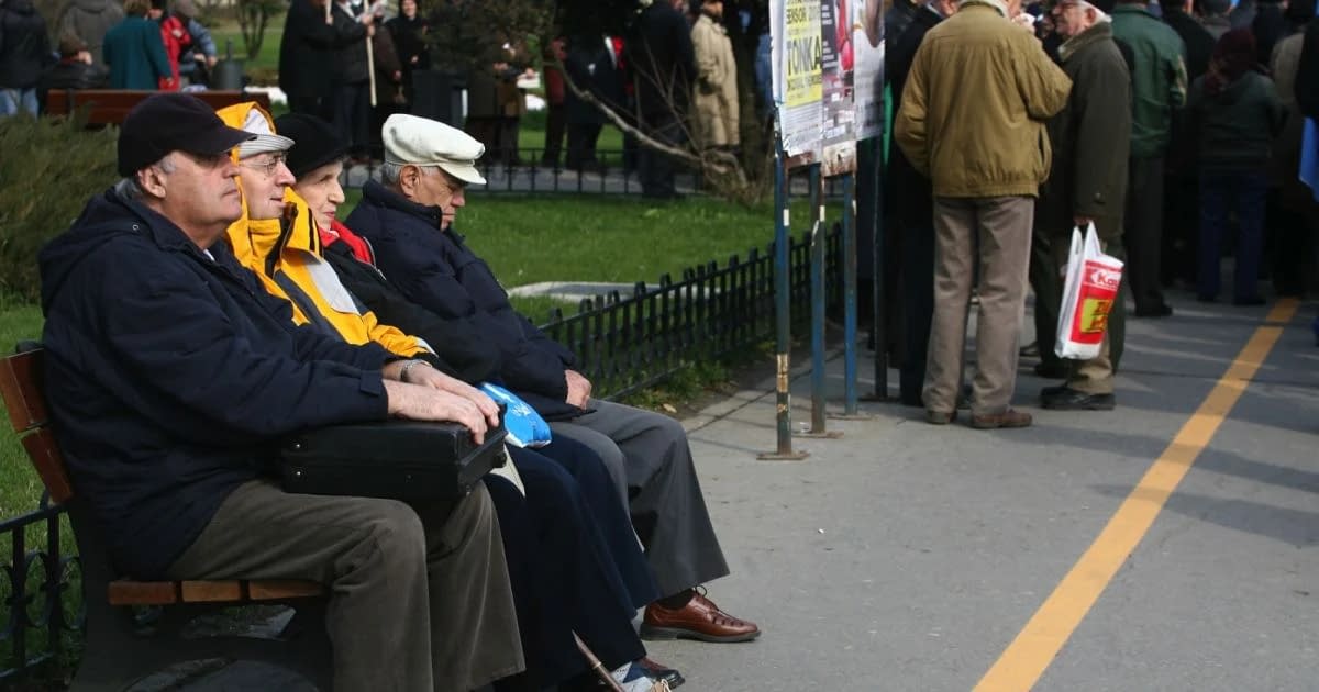 Pensionari pe o bancă în parc