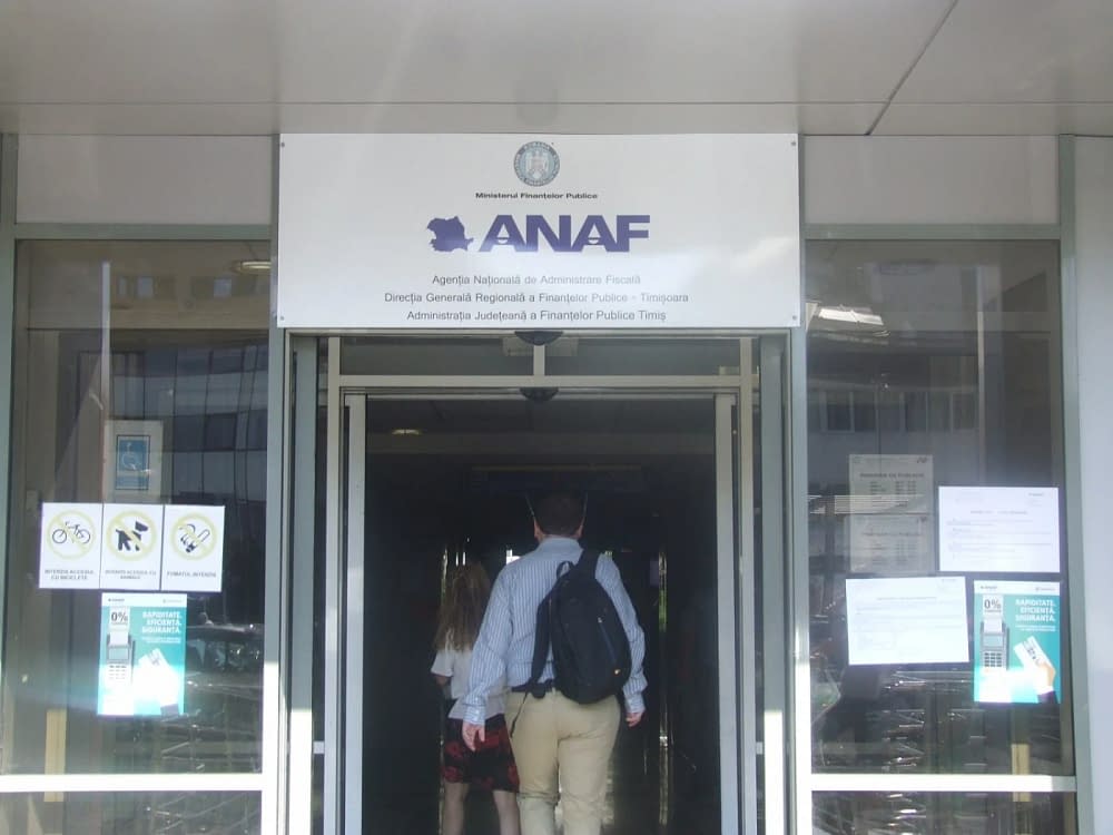 Un bărbat cu rucsac intră în sediul ANAF