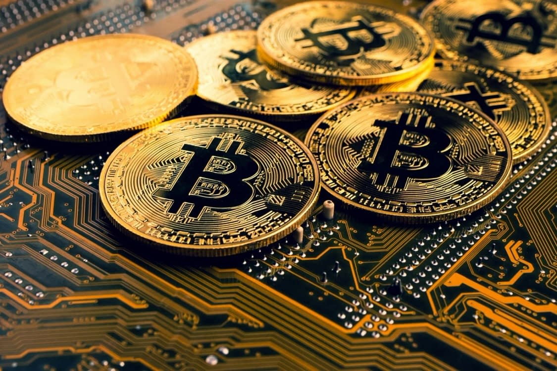 Criptomonede Bitcoin puse peste niște circuite electronice