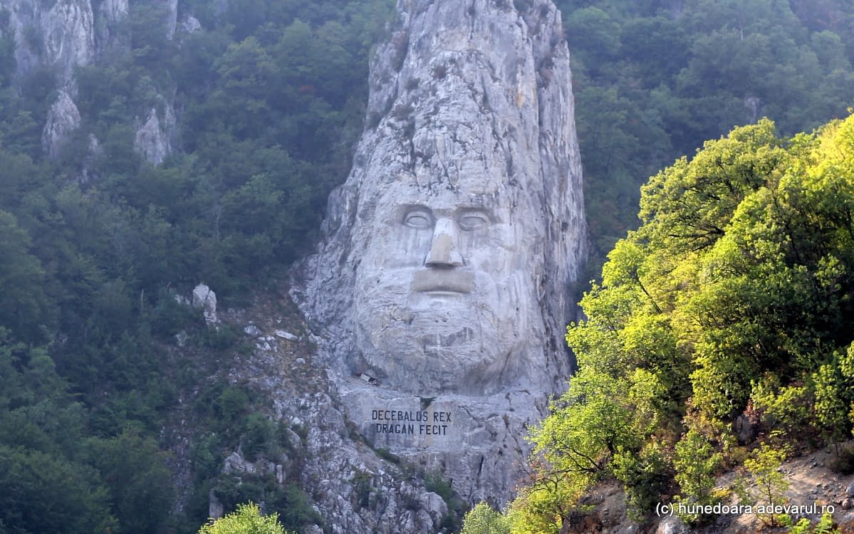 Decebal, sculptat în stâncile de la Cazanele Dunării, cu fondurile lui Iosif Drăgan. ADEVĂRUL