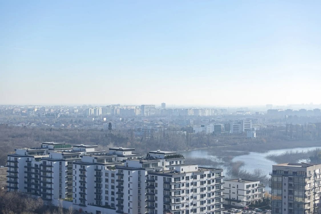 Case și blocuri într-un cartier din București