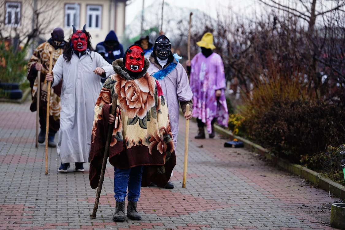 „Mersul cu urâții” se păstrează în Caraula, Dolj FOTO: Ionelia Nucă