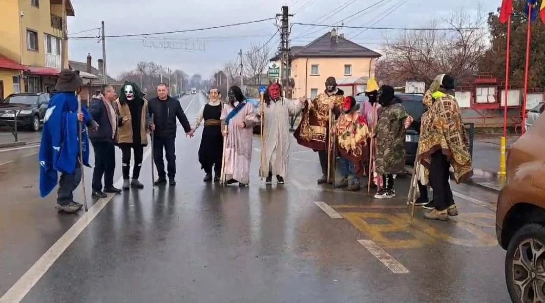 „Mersul cu urâții”, obicei păstrat la Caraula, Dolj FOTO: captura video