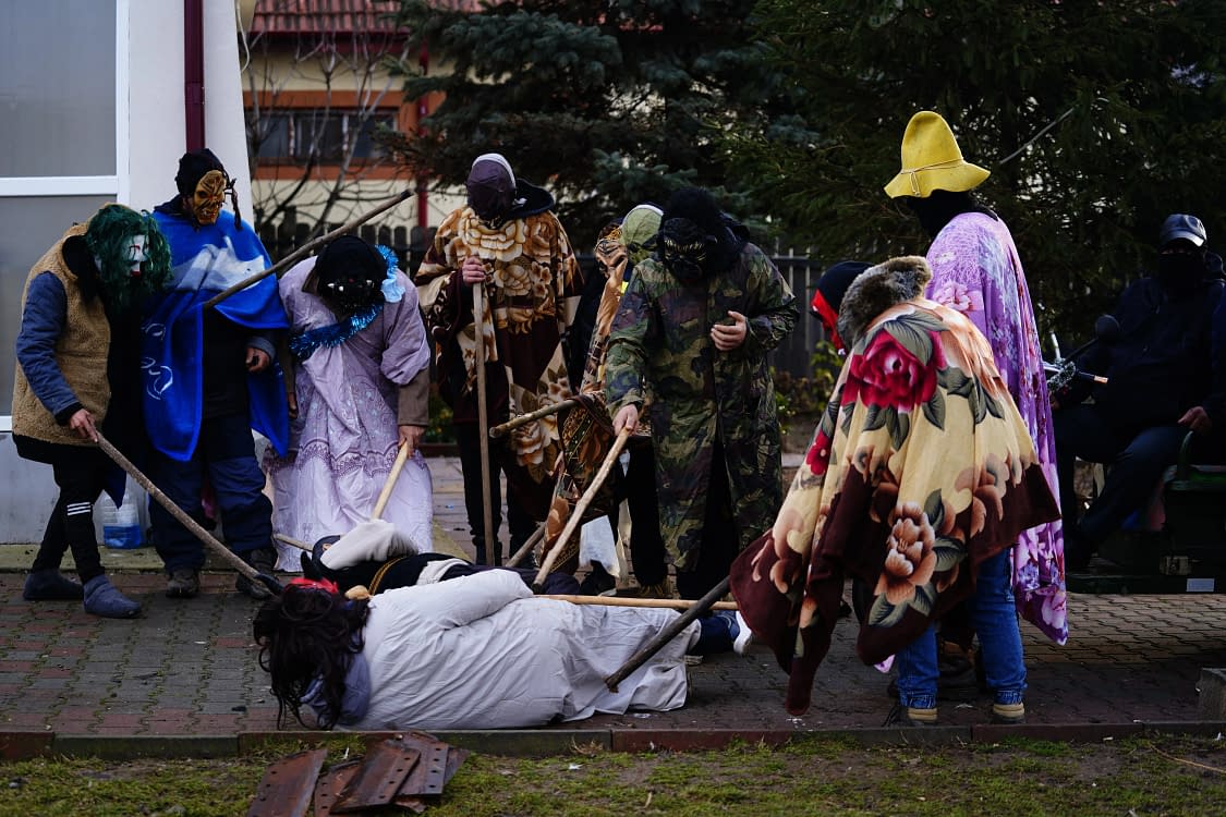 „Mersul cu urâții” se păstrează în Caraula, Dolj FOTO: Ionelia Nucă
