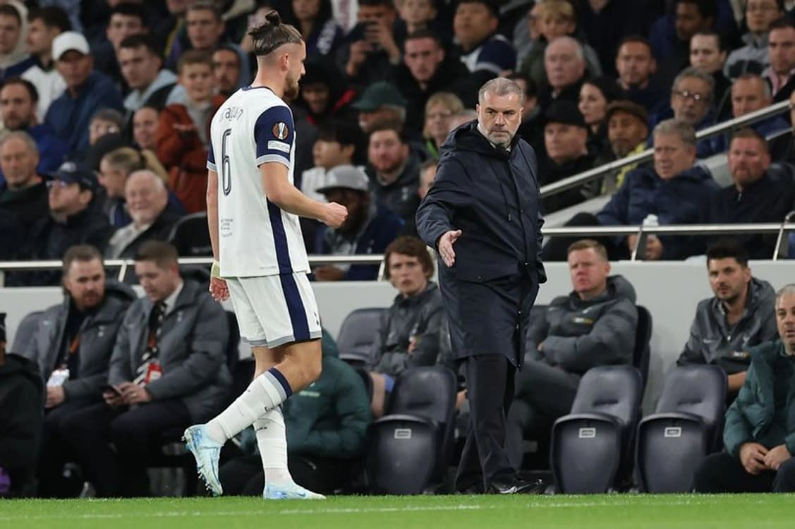 Radu Drăgușin, schimbat la pauză de Ange Postecoglou. Foto Facebook Tottenham Hotspur