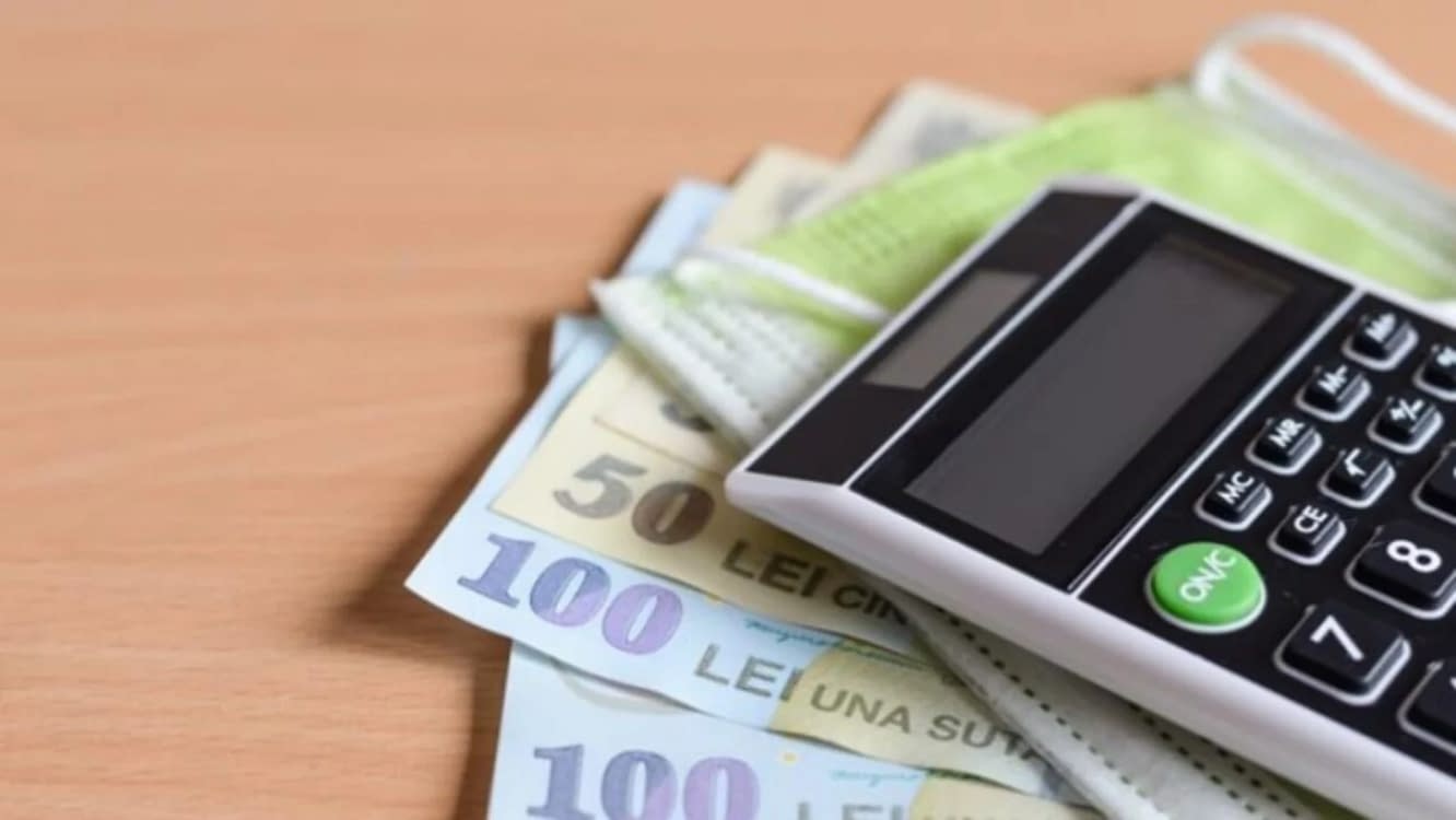 Un calculator pus peste mai multe bancnote