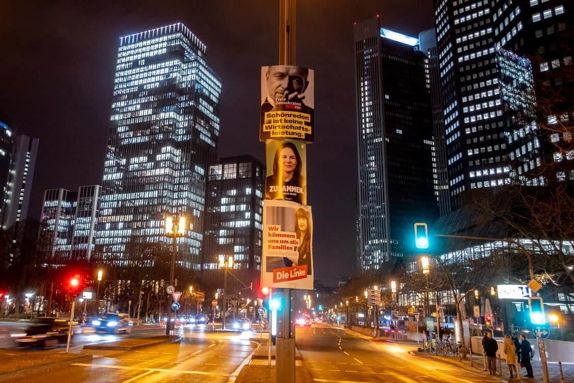 Afișe electorale pe un stâlp de iluminat din Germania