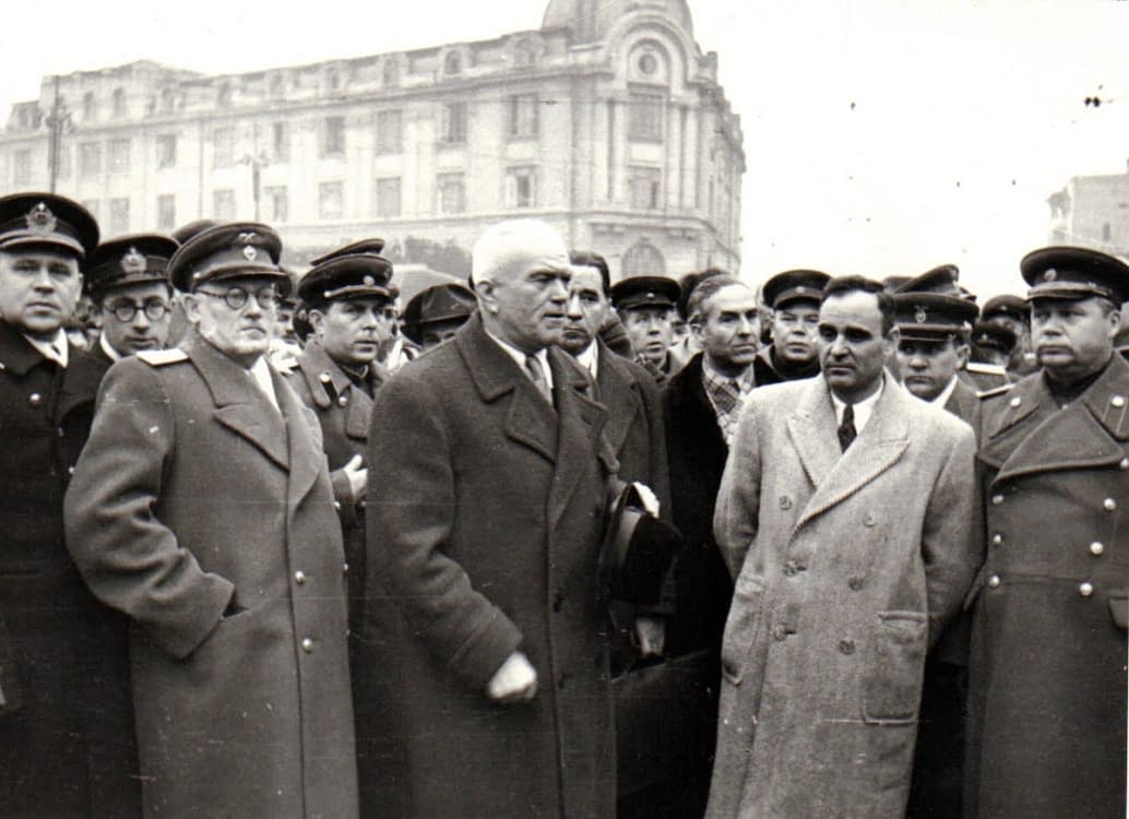 Gheorghe Gheorghiu Dej (în palton alb), alături de dr Petru Groza (în centru) și A I Vîșinski (cu ochelari), triada decisivă în instaurarea regimului comunist și, ulterior, a abolirii monarhiei jpeg