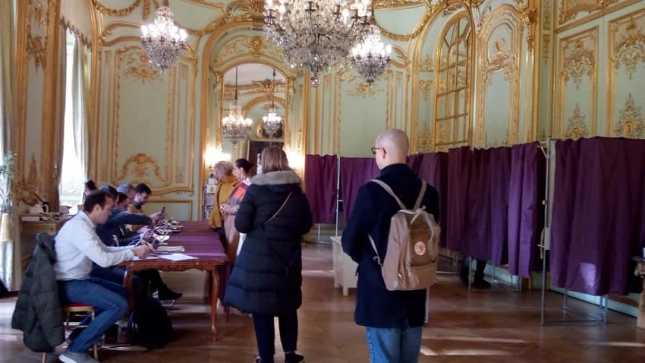 Votul în străinătate a fost organizat, runde la rând, preponderent în ambasade FOTO: Arhiva/ MAE