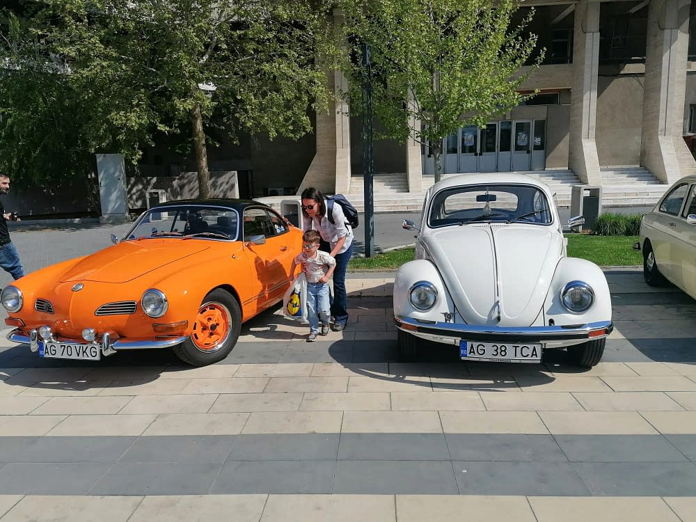 Mașini de colecție aduse și menținute în stare de funcționare cu efort, bani și pasiune FOTO: A. M.