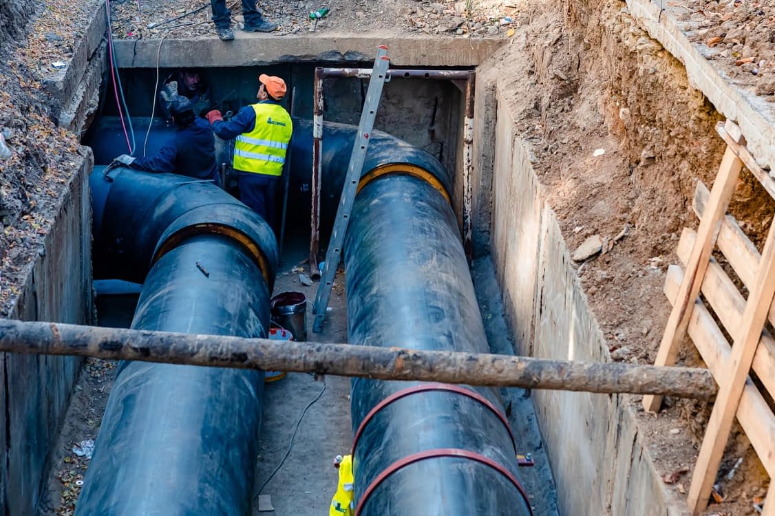 Angajați ai Termoenergetica care repară conducte de apă caldă