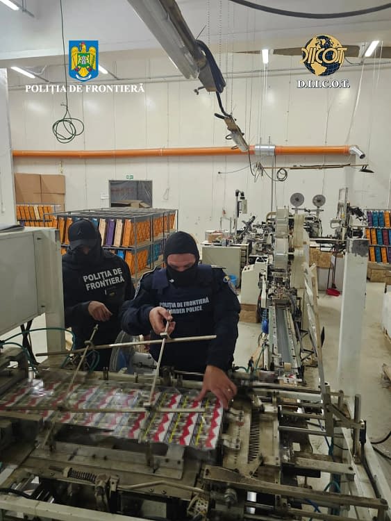 Fabrica ilegală de țigarete FOTO: DIICOT