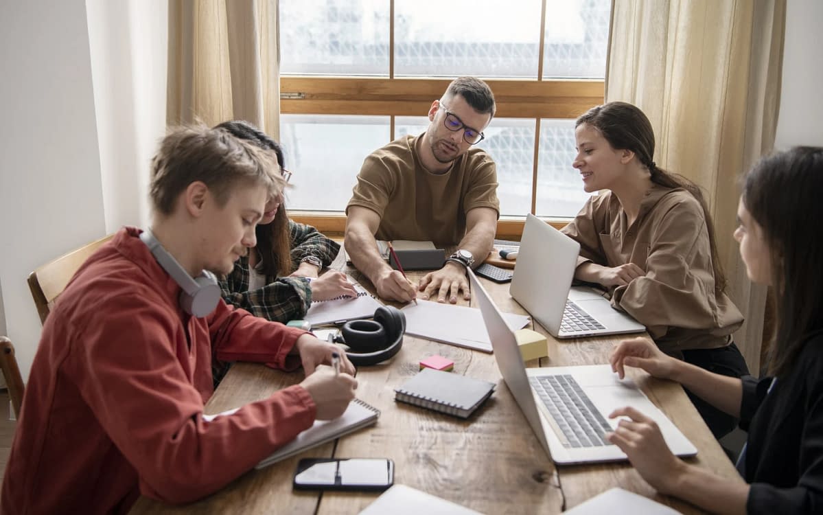 Tineri la lucru. Sursa: Freepik.com