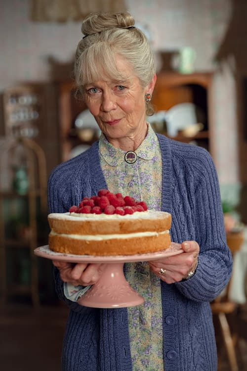Celia Imrie, &icirc;n rolul unei simpatice foste asistente pasionată de prăjituri. FOTO: Netflix