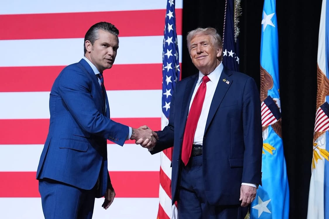 Pete Hegseth și Donald Trump s-au &icirc;nt&acirc;lnit cu generalii armatei. FOTO: Profimedia