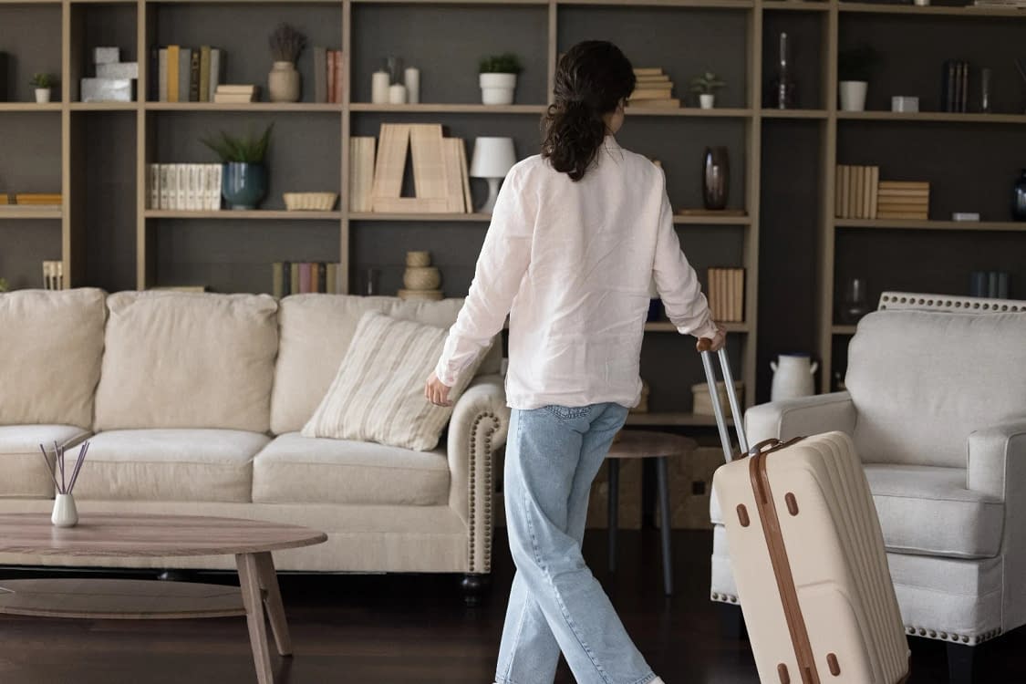 O tânără și-a adus bagajele în noua casă închiriată