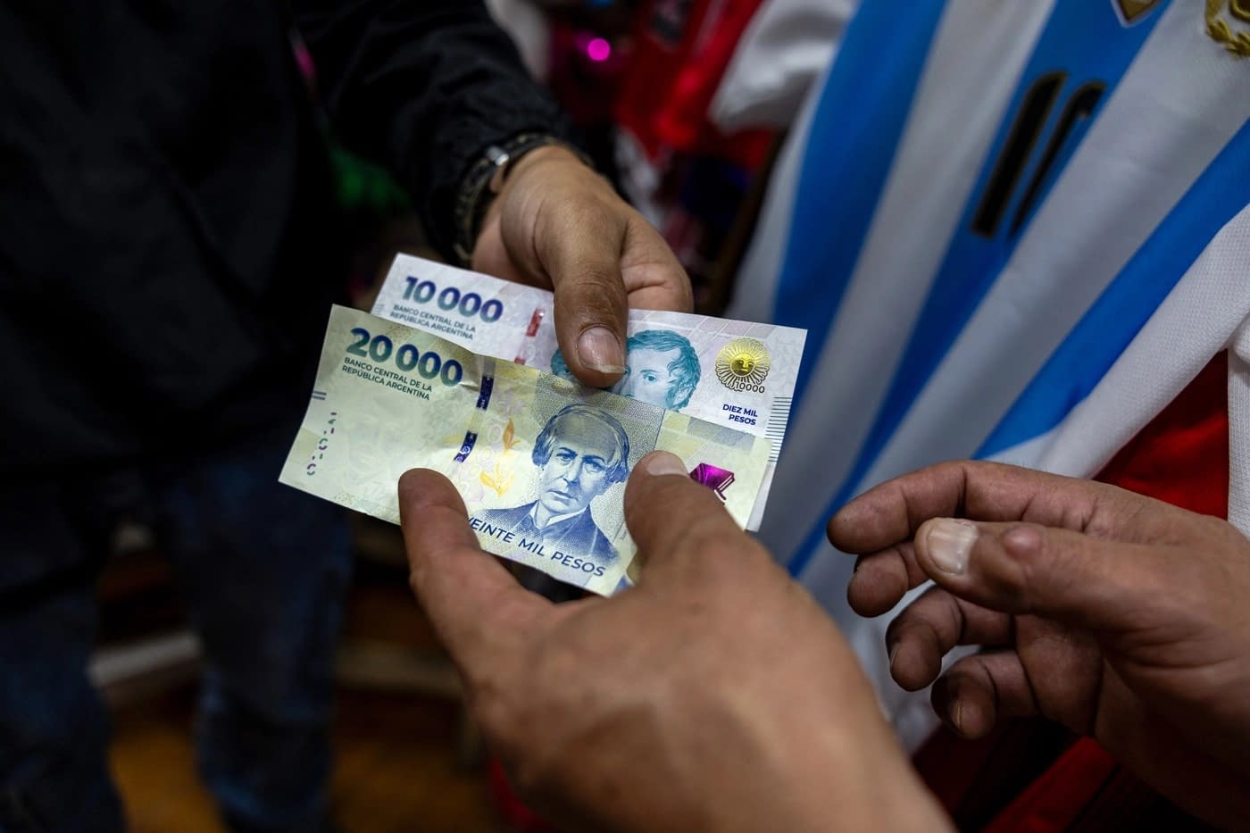 SUA intră puternic în joc: 20 miliarde de dolari pentru salvarea Argentinei. Trezoreria a cumpărat pesos direct de pe piață SUA intră puternic în joc: 20 miliarde de dolari pentru salvarea Argentinei. Trezoreria a cumpărat pesos direct de pe piață