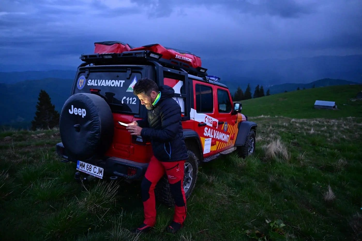 Ucrainean rătăcit în Munţii Maramureşului, căutat de salvamontişti. El a spus că este de câteva zile în munţi, fără provizii şi în hipotermie uşoară Ucrainean rătăcit în Munţii Maramureşului, căutat de salvamontişti. El a spus că este de câteva zile în munţi, fără provizii şi în hipotermie uşoară