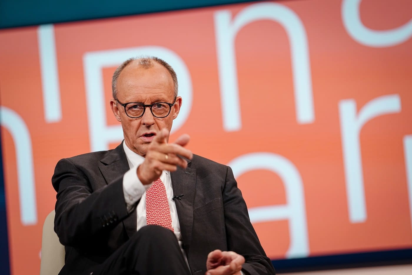 „Nu ne vom lăsa intimidaţi”. Merz îl acuză pe Putin că duce un război hibrid împotriva Germaniei „Nu ne vom lăsa intimidaţi”. Merz îl acuză pe Putin că duce un război hibrid împotriva Germaniei