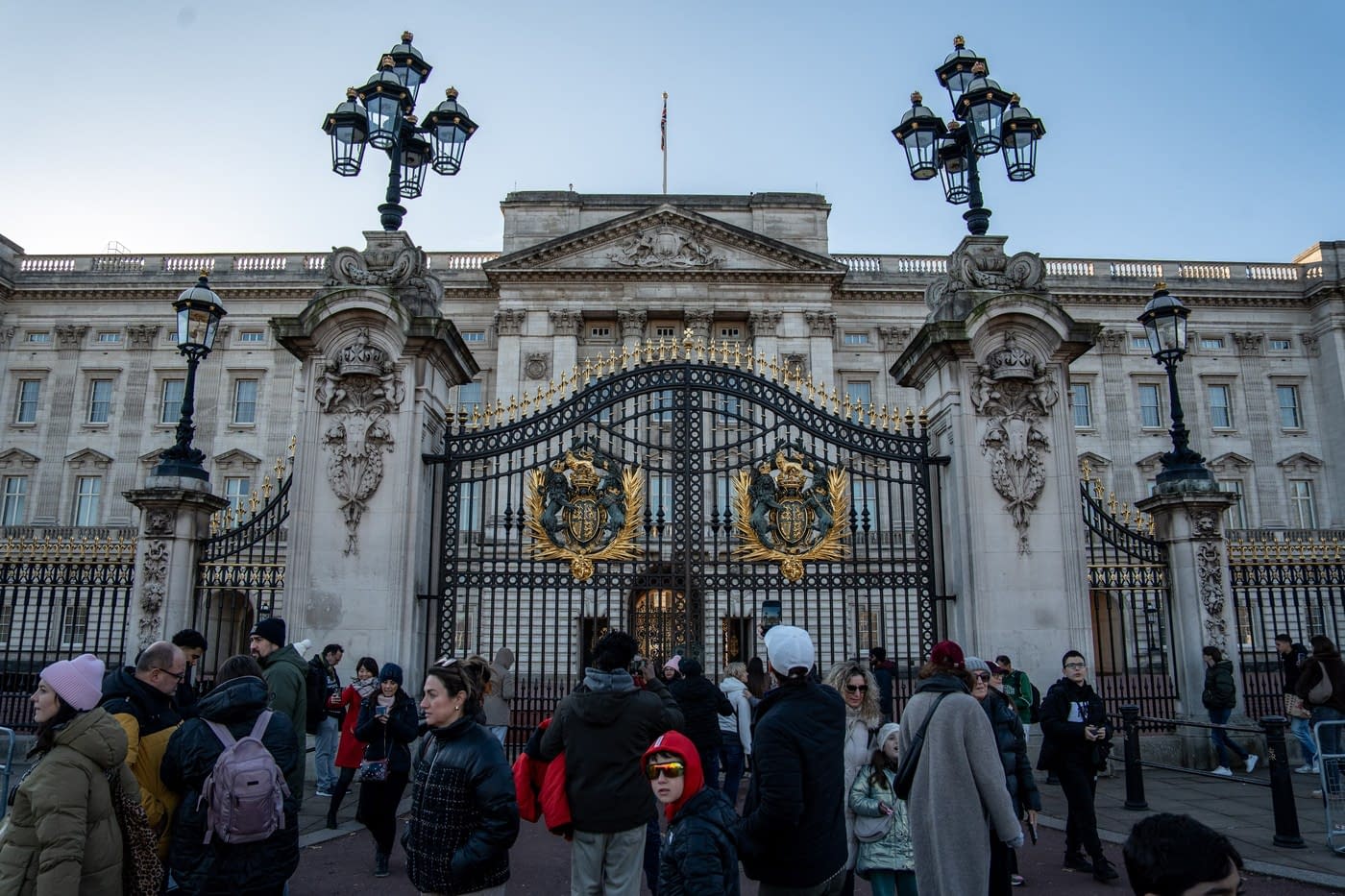 FOTO Târgul de Crăciun de la Palatul Buckingham, o păcăleală AI. Mai mulți turiști aflați în Londra au căzut victime farsei FOTO Târgul de Crăciun de la Palatul Buckingham, o păcăleală AI. Mai mulți turiști aflați în Londra au căzut victime farsei