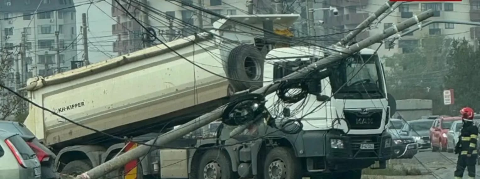 Trafic paralizat pe Prelungirea Ghencea: un camion a agățat un stâlp de iluminat, intervin pompierii și Brigada Rutieră; intervenție de durată Trafic paralizat pe Prelungirea Ghencea: un camion a agățat un stâlp de iluminat, intervin pompierii și Brigada Rutieră; intervenție de durată