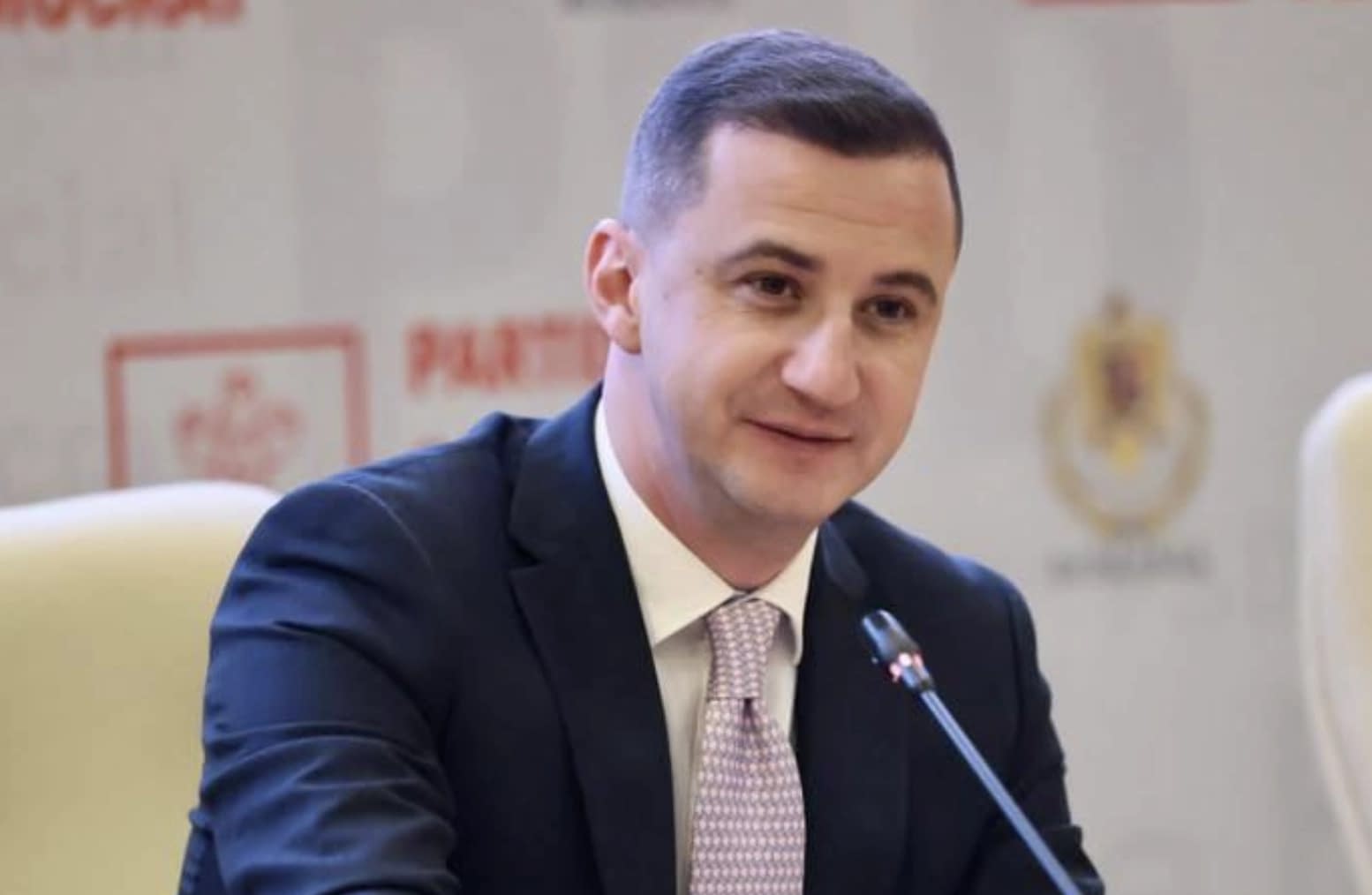 Scandal între USR și PSD din cauza cărții unui deputat AUR: Este o insultă Scandal între USR și PSD din cauza cărții unui deputat AUR: Este o insultă