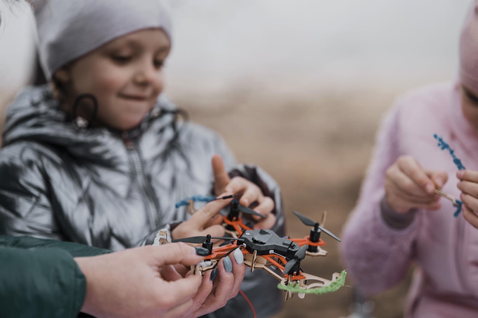 Lituania deschide școli unde copiii învață să opereze drone Lituania deschide școli unde copiii învață să opereze drone