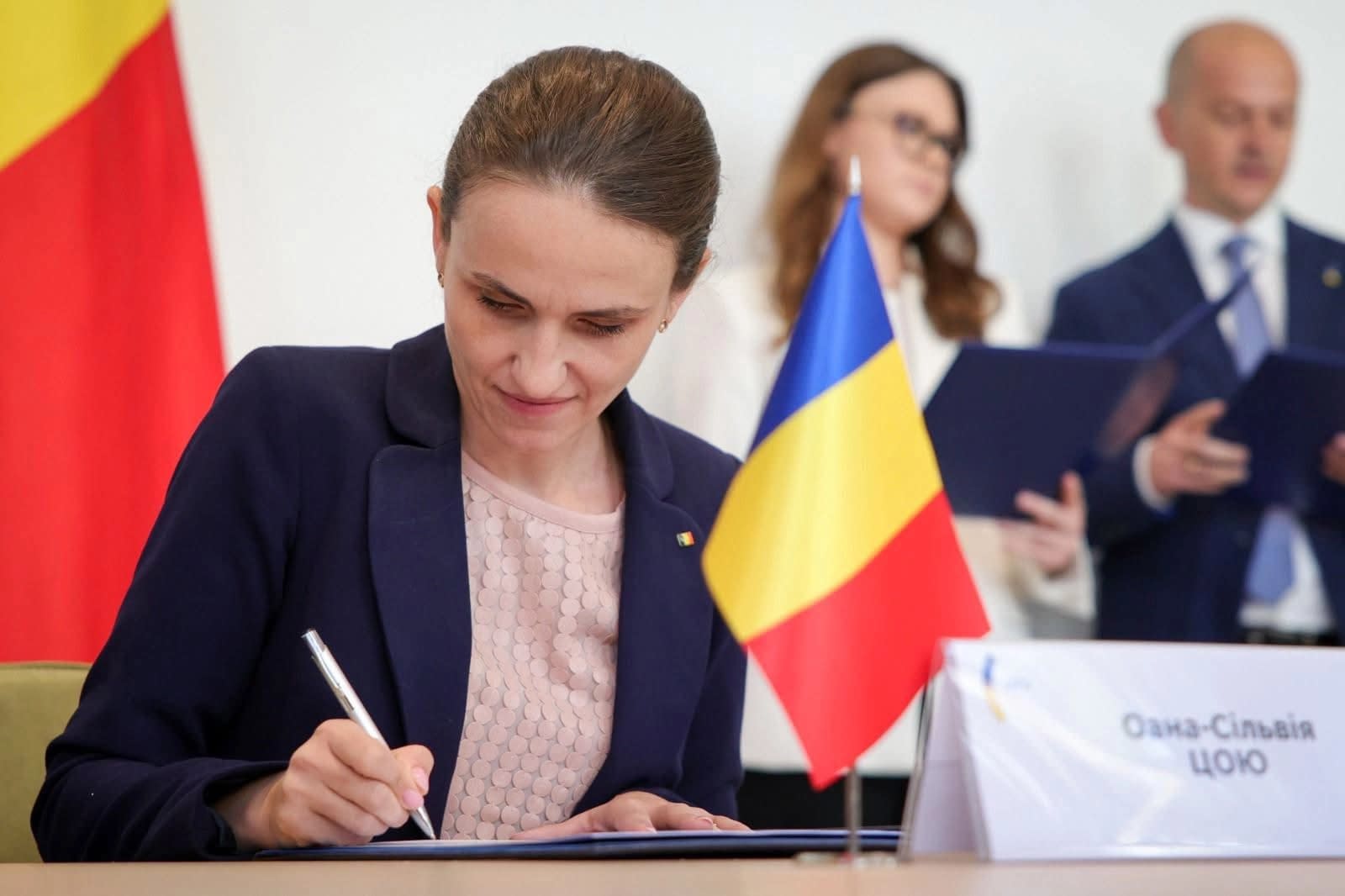MAE reduce cheltuielile cu 10%, dar nu salariile! Oana Țoiu respinge comasările și explică situația cumulului pensie–salariu MAE reduce cheltuielile cu 10%, dar nu salariile! Oana Țoiu respinge comasările și explică situația cumulului pensie–salariu