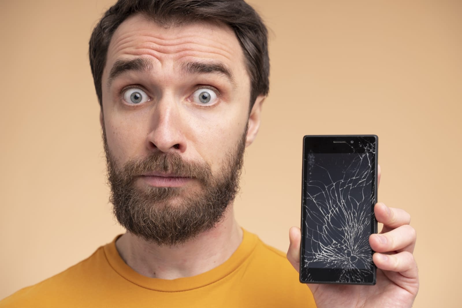 Ai ecranul telefonului spart? Ce se întâmplă dacă îl mai folosești așa