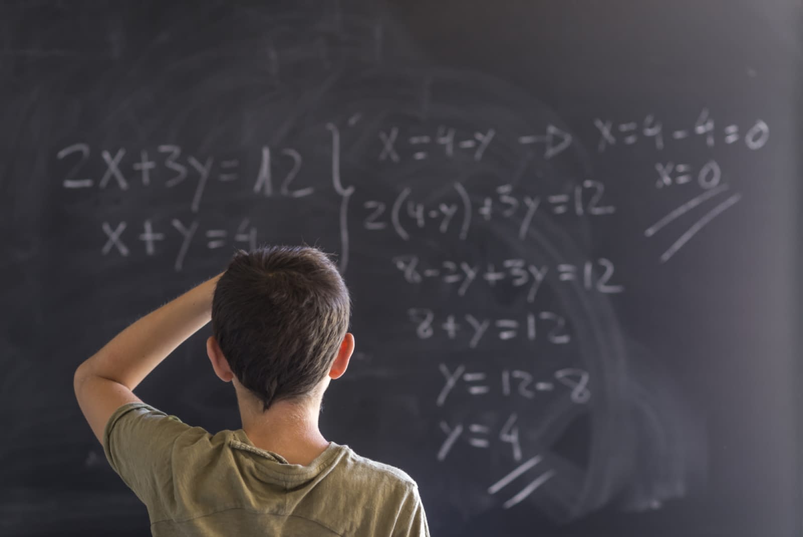 Ministerul Educației comasează școli, dar tace mâlc la problemele reale din învățământ Ministerul Educației comasează școli, dar tace mâlc la problemele reale din învățământ
