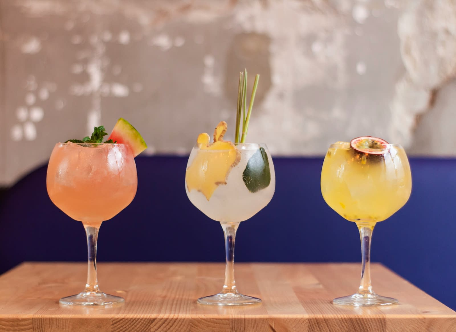 Răsfață-te cu o băutură rece de Sfânta Maria. Două rețete de cocktailuri delicioase, cu și fără alcool, perfecte pentru weekendul prelungit Răsfață-te cu o băutură rece de Sfânta Maria. Două rețete de cocktailuri delicioase, cu și fără alcool, perfecte pentru weekendul prelungit