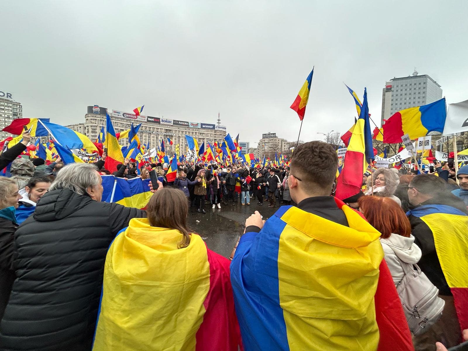 VIDEO Horă în Piața Victoriei. Georgescu, Cristela și Anca Alexandrescu, karaoke la microfon