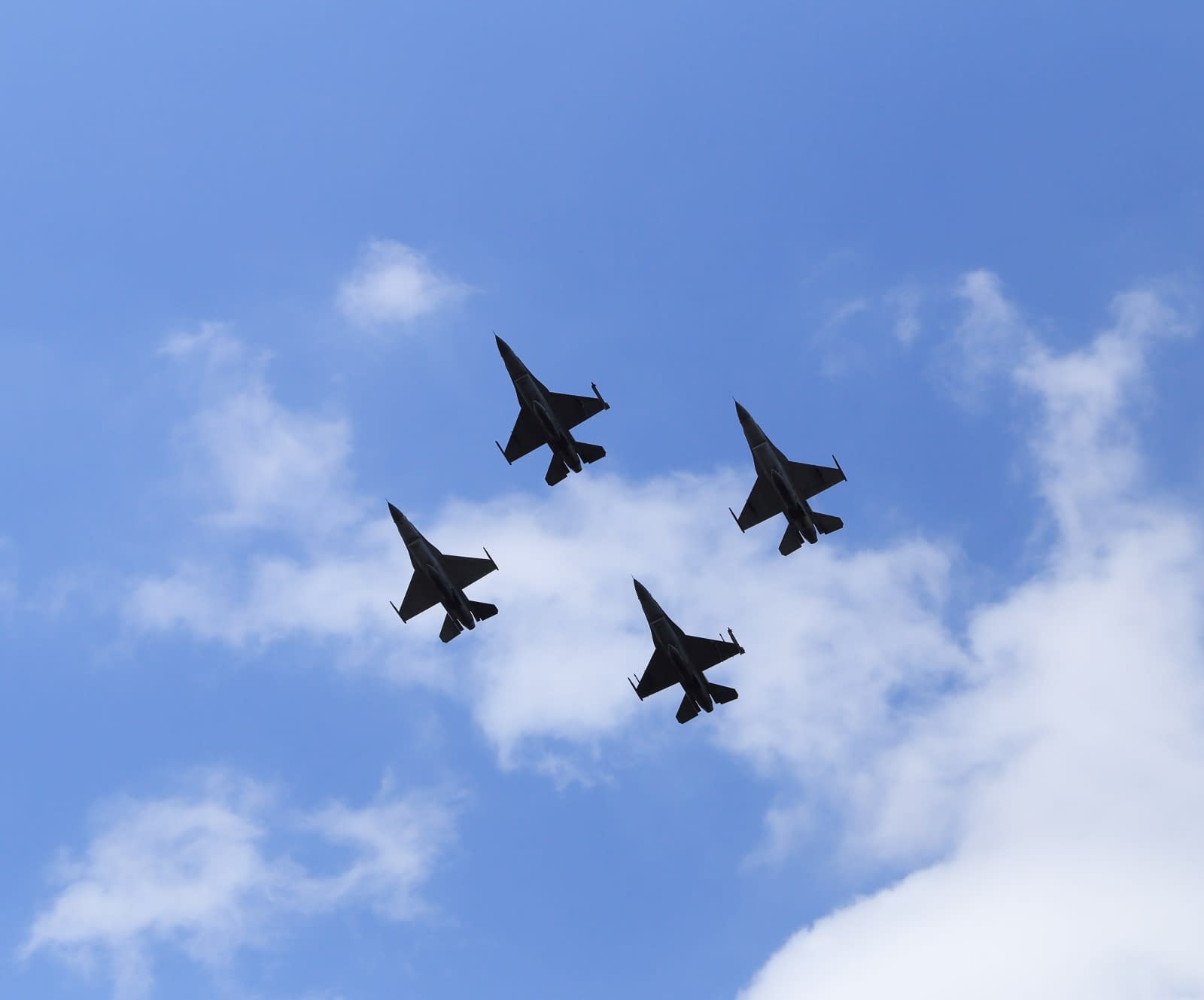Accident aviatic în Polonia: Un avion F-16 s-a prăbușit în timpul repetițiilor pentru un spectacol aerian. Pilotul a murit Accident aviatic în Polonia: Un avion F-16 s-a prăbușit în timpul repetițiilor pentru un spectacol aerian. Pilotul a murit