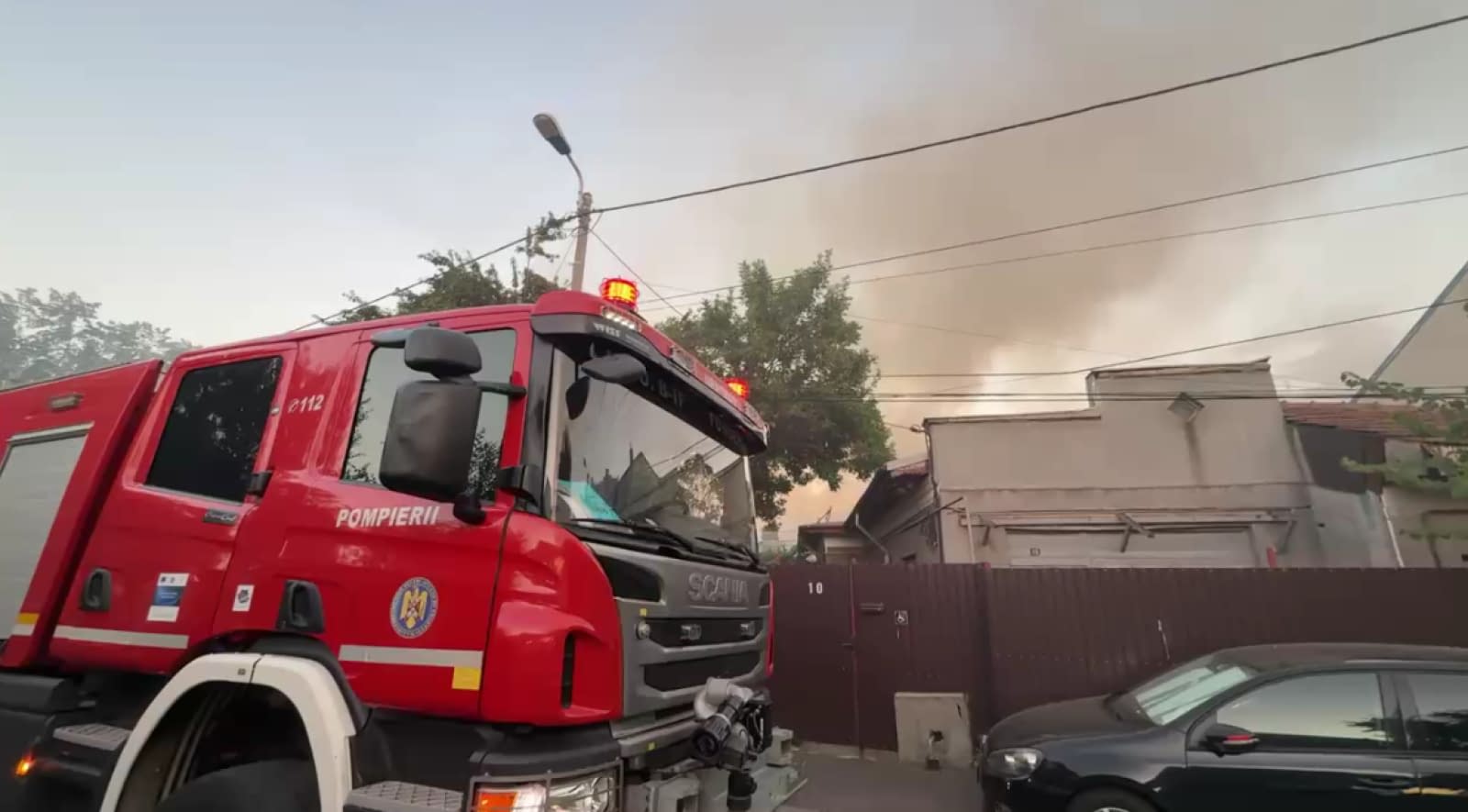 Incendiu puternic în sectorul 2, București: Flăcările s-au extins la patru case Incendiu puternic în sectorul 2, București: Flăcările s-au extins la patru case