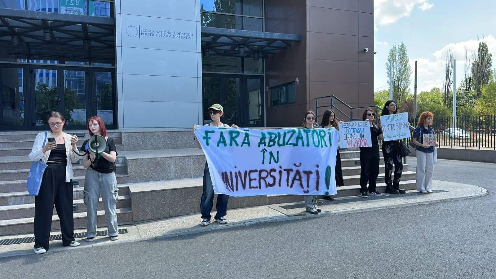VIDEO „Mă simt rușinat că merg la o universitate cunoscută pentru abuzuri.” Cine sunt studenții care au protestat la SNSPA / O profesoară s-a alăturat și ea demersului VIDEO „Mă simt rușinat că merg la o universitate cunoscută pentru abuzuri.” Cine sunt studenții care au protestat la SNSPA / O profesoară s-a alăturat și ea demersului