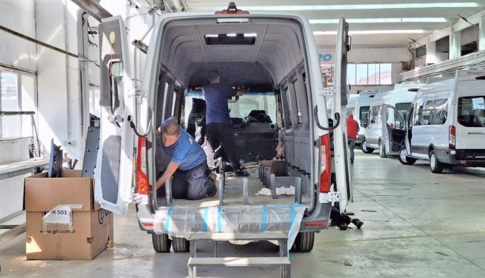 Scandalul microbuzelor electrice la preț dublu, contrazis din toate părțile. Confuzie între cele cu 8 locuri și cele cu 16, dar și la prețurile cu TVA sau fără Scandalul microbuzelor electrice la preț dublu, contrazis din toate părțile. Confuzie între cele cu 8 locuri și cele cu 16, dar și la prețurile cu TVA sau fără