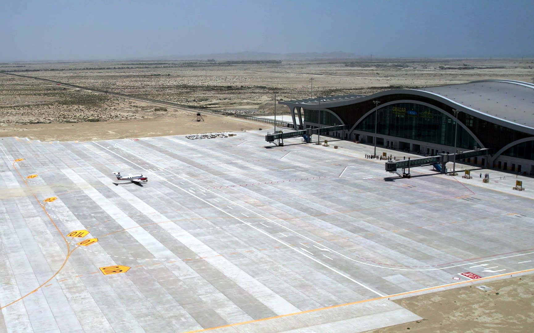De ce are un oraș cu 90.000 de locuitori un aeroport cu o capacitate de 400.000 de pasageri? De ce are un oraș cu 90.000 de locuitori un aeroport cu o capacitate de 400.000 de pasageri?
