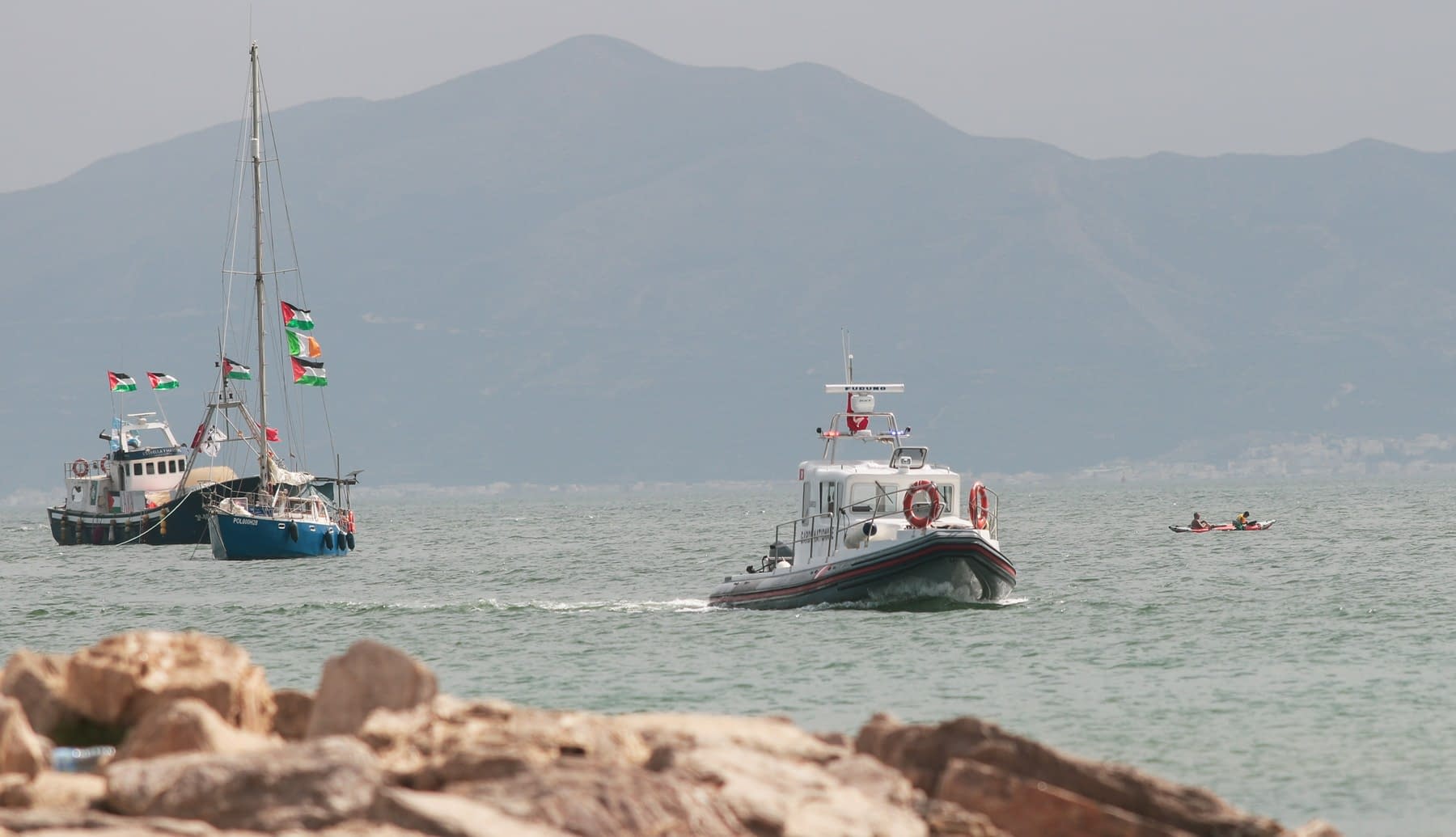 Cei peste 400 de militanţi ai flotilei pentru Gaza au fost reţinuţi de forţele israeliene Cei peste 400 de militanţi ai flotilei pentru Gaza au fost reţinuţi de forţele israeliene