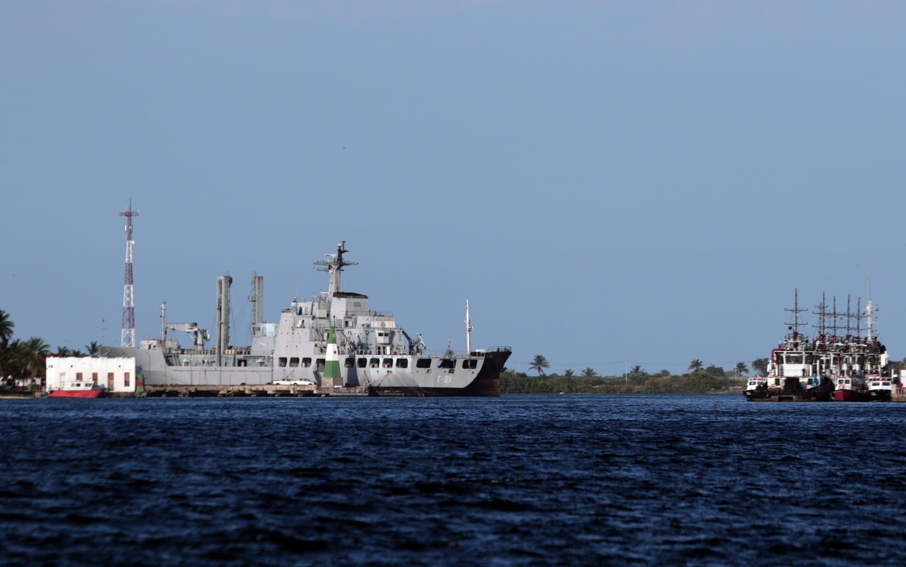 Războiul lui Trump contra narcotraficanților. Armata SUA are la bord doi supraviețuitori ai unei nave lovite în Caraibe